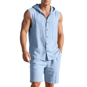 Herren Set aus ärmellosem Kapuzenhemd und Shorts in hellblauem, atmungsaktivem Leinen
