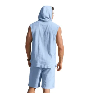 Rückansicht eines hellblauen, atmungsaktiven Leinen-Sets mit Kapuzenpulli und Shorts für Herren