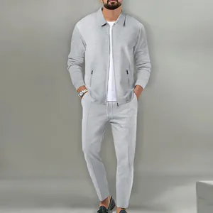 Détail du survêtement homme en maille gaufrée grise avec veste zippée et pantalon ajusté