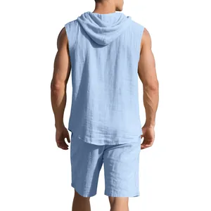 Rückansicht eines hellblauen ärmellosen Herren-Leinenhemds mit Kapuze und Shorts