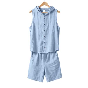 Hellblaues Leinen-Set für Herren mit ärmellosem Kapuzenpullover und passenden Shorts