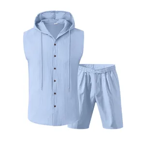 Detailansicht eines hellblauen Leinen-Sets für Herren mit ärmellosem Kapuzenhemd und Shorts