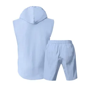 Rückansicht eines lässigen hellblauen ärmellosen Leinen-Kapuzenpullis und Shorts für Herren