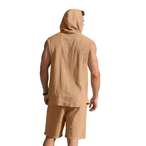 Rückansicht eines ärmellosen Kapuzenhemdes und Shorts Sets für Herren aus Leinen