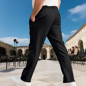 Détail latéral d'un pantalon de ville noir minimaliste pour homme pour le printemps.