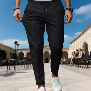 Gros plan d'un pantalon décontracté noir pour homme, coupe ajustée et tissu extensible de qualité