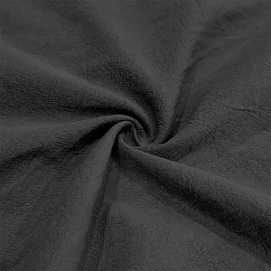 Vista detallada de la textura de tela de lino gris oscuro transpirable para camisas