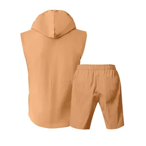 Rückansicht eines lässigen 2-teiligen Leinen-Sets für Herren mit Kapuzenshirt und Shorts.