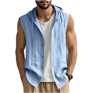 Detalle de camisa con capucha sin mangas azul claro para hombre en lino
