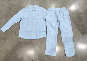 Vista dettagliata di un set casual da uomo in lino azzurro con camicia e pantaloni
