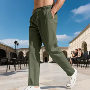 Détail de pantalon décontracté pour homme, coupe ajustée, vert olive, avec cordon à la taille.