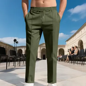 Détail de face d'un pantalon de ville décontracté olive coupe ajustée pour homme