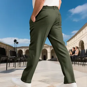 Vue arrière d'un pantalon décontracté pour homme vert olive de coupe ajustée en extérieur.