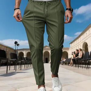 Vue détaillée d'un pantalon homme vert olive coupe ajustée avec cordon de serrage à la taille.