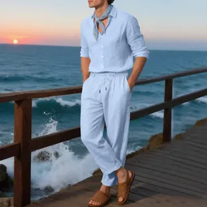 Vista a figura intera di un uomo in camicia e pantaloni di lino azzurro sul lungomare