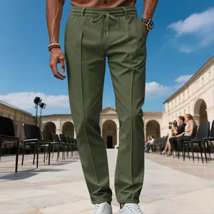 Gros plan sur un pantalon décontracté olive ajusté pour homme avec cordon de serrage élastique.