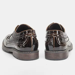 Vista posteriore di scarpe Brogue in vernice marrone con cuciture dettagliate e finitura lucida