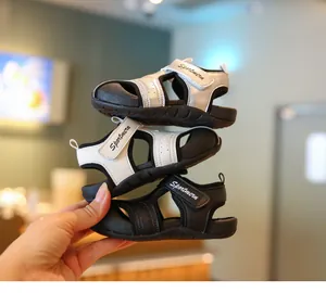 Detailansicht von drei gestapelten Baby-Sandalen in Silber, Weiß und Schwarz