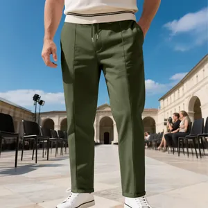 Vue détaillée du pantalon slim olive avec cordon de serrage et pli frontal marqué