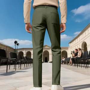 Vue arrière d'un pantalon décontracté vert olive pour homme, coupe ajustée, extérieur