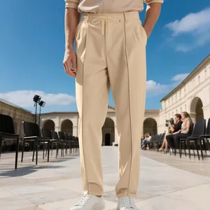 Vue détaillée du pantalon business décontracté kaki pour homme avec cordon de serrage