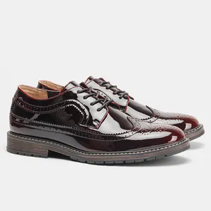 Vista dettagliata delle scarpe Brogue in pelle verniciata bordeaux con decorazioni