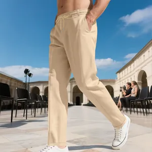 Vue latérale dynamique montrant la coupe ajustée et la texture d'un pantalon beige homme