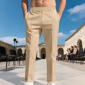 Pantalon décontracté chic pour homme, coupe ajustée, kaki avec cordon de serrage.