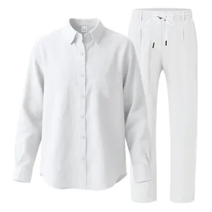 Dettaglio del set in lino bianco da uomo con bottoni e coulisse sui pantaloni, stile casual