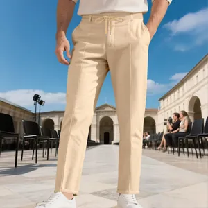 Détail du pantalon homme beige slim-fit business décontracté avec taille à cordon