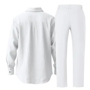 Vista posteriore di un set casual in lino bianco da uomo con camicia e pantaloni, fit largo