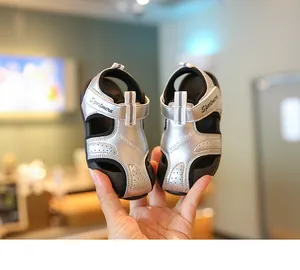 Detailansicht der silbernen geschlossenen Baby-Lauflernsandale mit Metallic-Finish