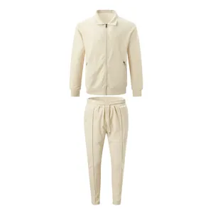 Ensemble de sport beige gaufré pour hommes avec veste zippée et pantalon fuselé assorti.