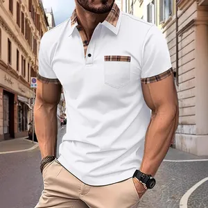 Polo da uomo bianca a maniche corte con colletto e taschino a quadri alla moda chic