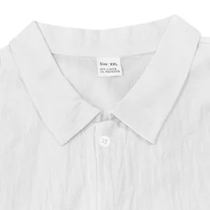Dettaglio ravvicinato del colletto e dell'etichetta di una camicia bianca in lino