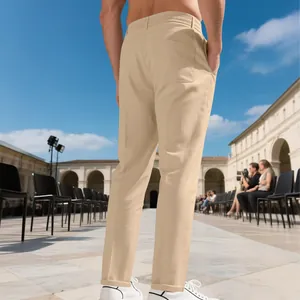 Vue détaillée de l'arrière d'un pantalon décontracté beige slim pour hommes en plein air