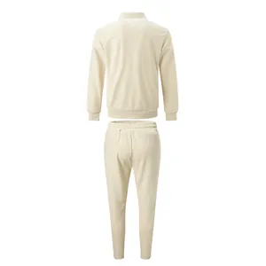 Vue arrière du survêtement décontracté en tricot gaufré beige pour hommes.