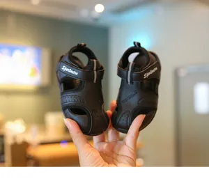 Nahaufnahme schwarzer geschlossener Baby-Lauflernsandale mit weicher Sohle