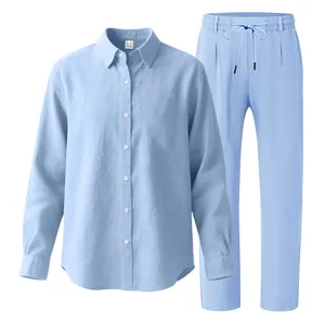 Vista dettagliata del set camicia in lino azzurro e pantaloni con lacci da uomo