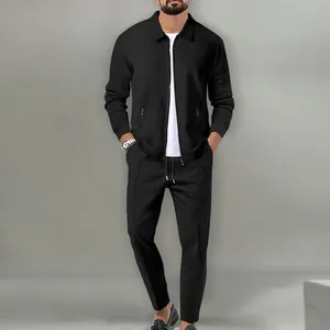 Vue d'ensemble du survêtement noir en maille gaufre pour homme avec veste zippée et pantalon.