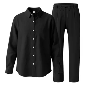 Vista dettagliata del set casual in lino nero da uomo con camicia e pantaloni regolabili.