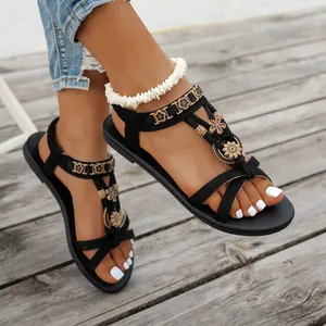 Detailansicht schwarzer ethnischer flacher Sandalen mit böhmischen Blumenverzierungen