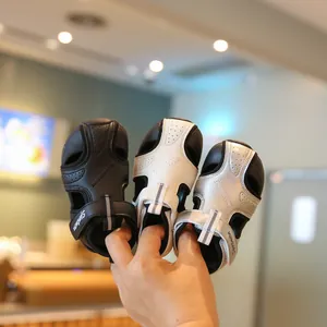 Atmungsaktive geschlossene Sommer Babysandalen in Schwarz Weiß und Silber Farben