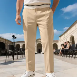 Détail du pantalon beige slim-fit business casual pour hommes dans une cour extérieure
