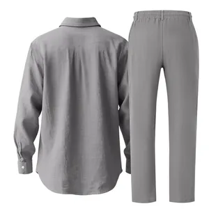 Vista posteriore di un completo casual da uomo con camicia in lino grigio e pantaloni