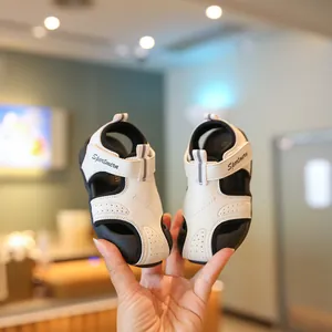 Atmungsaktive weiße Lauflernschuhe für Babys mit geschlossenem Zehendesign für den Sommer