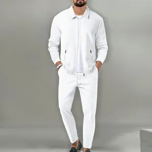 Vue complète d'un survêtement blanc gaufré pour homme avec détails de veste zippée