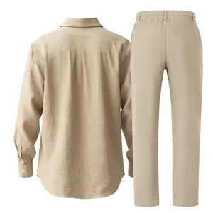 Vista posteriore di un set in lino beige da uomo con camicia a maniche lunghe e pantaloni