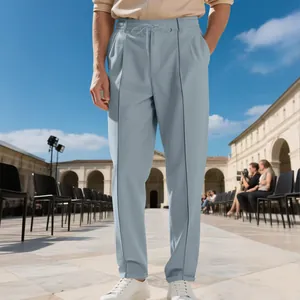 Vue détaillée d'un pantalon décontracté bleu clair ajusté pour homme, idéal pour le printemps