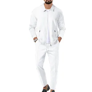 Vue détaillée d'un ensemble de survêtement gaufré blanc pour homme avec veste zippée.